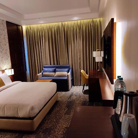 Hotel Peninsula ปัญจ์กุลา ภายนอก รูปภาพ