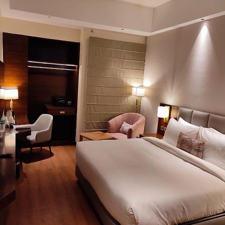 Hotel Peninsula ปัญจ์กุลา ภายนอก รูปภาพ