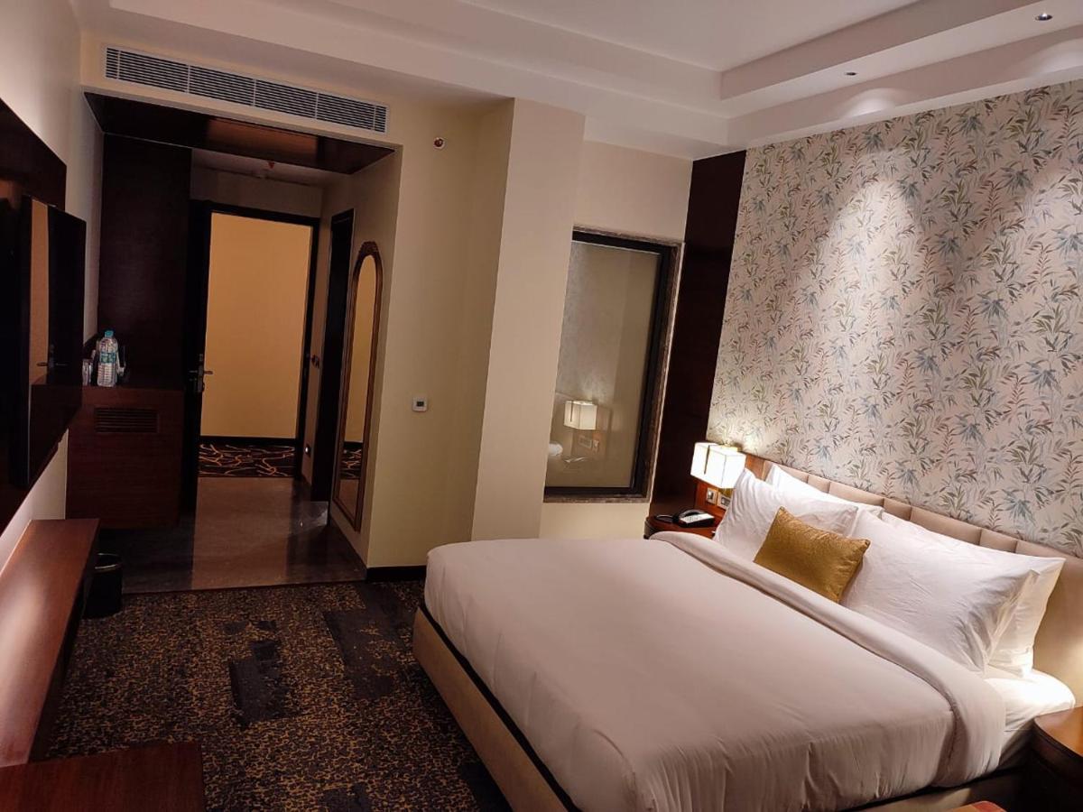 Hotel Peninsula ปัญจ์กุลา ภายนอก รูปภาพ
